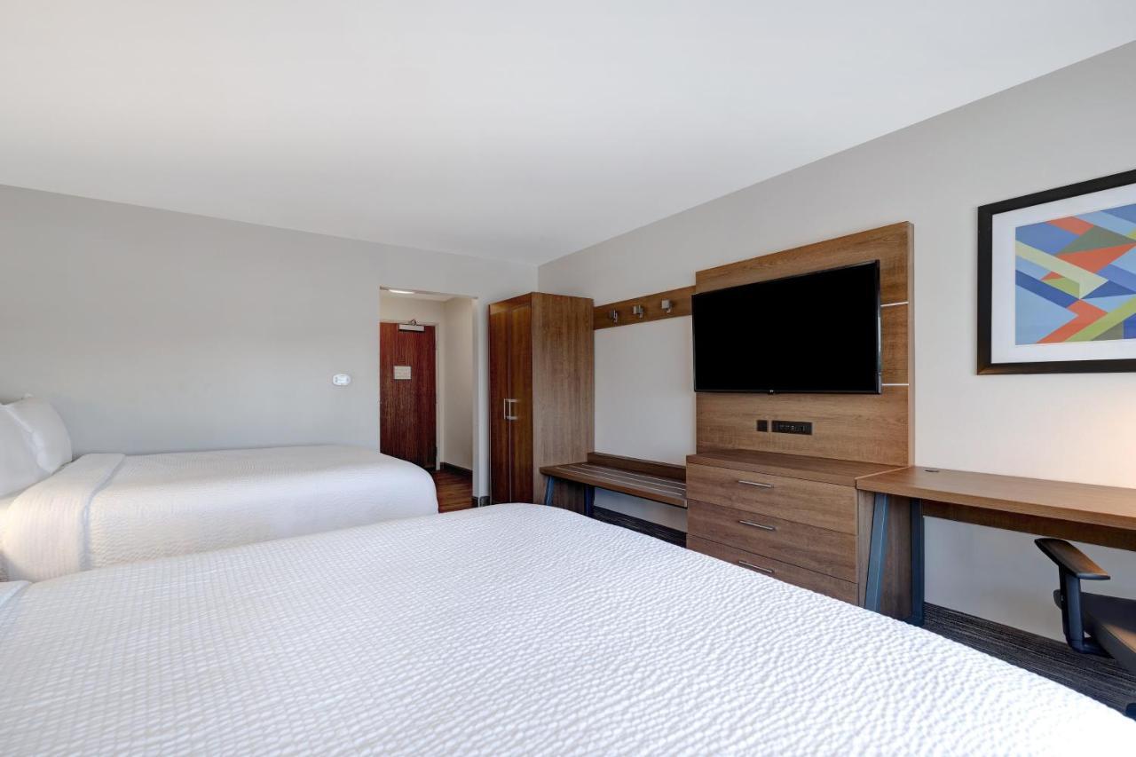 Holiday Inn Express & Suites - Brighton By Ihg Exterior photo