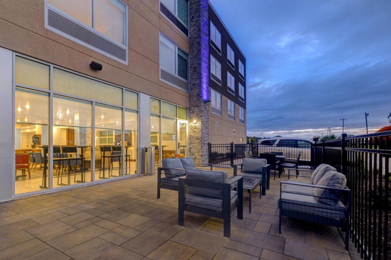 Holiday Inn Express & Suites - Brighton By Ihg Exterior photo